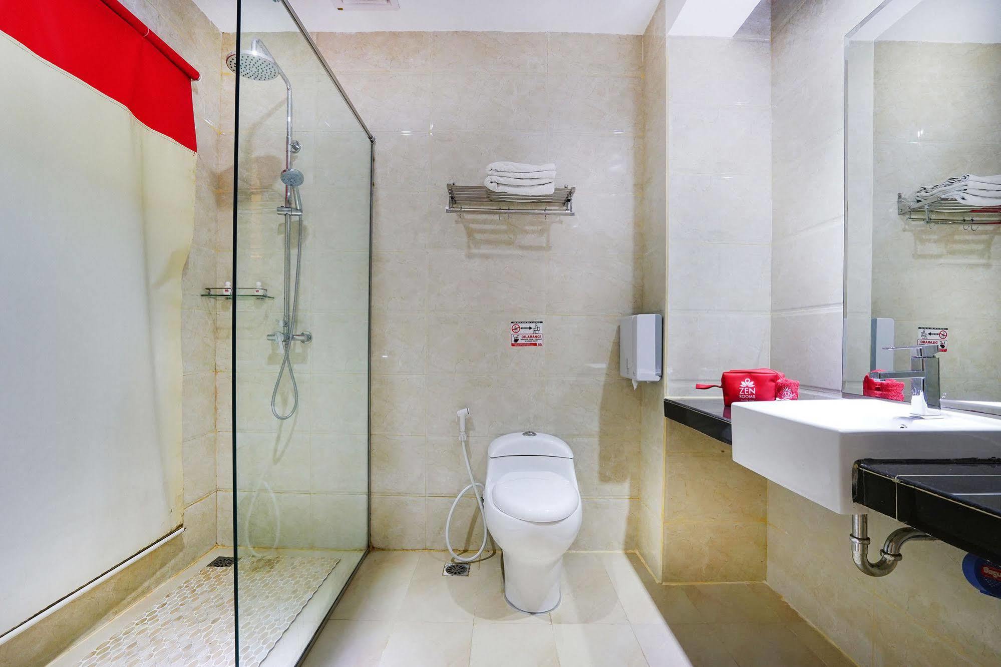 Zen Rooms Near Bcs Mall Penuin Batam Buitenkant foto